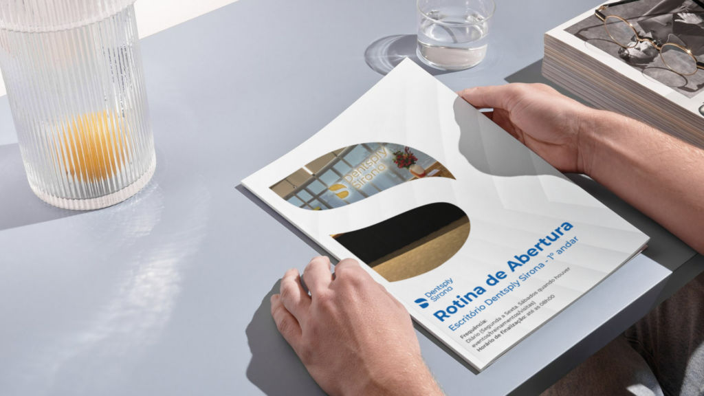 Folheto de instruções para organização de sala, com design funcional e visualmente claro para facilitar o entendimento.